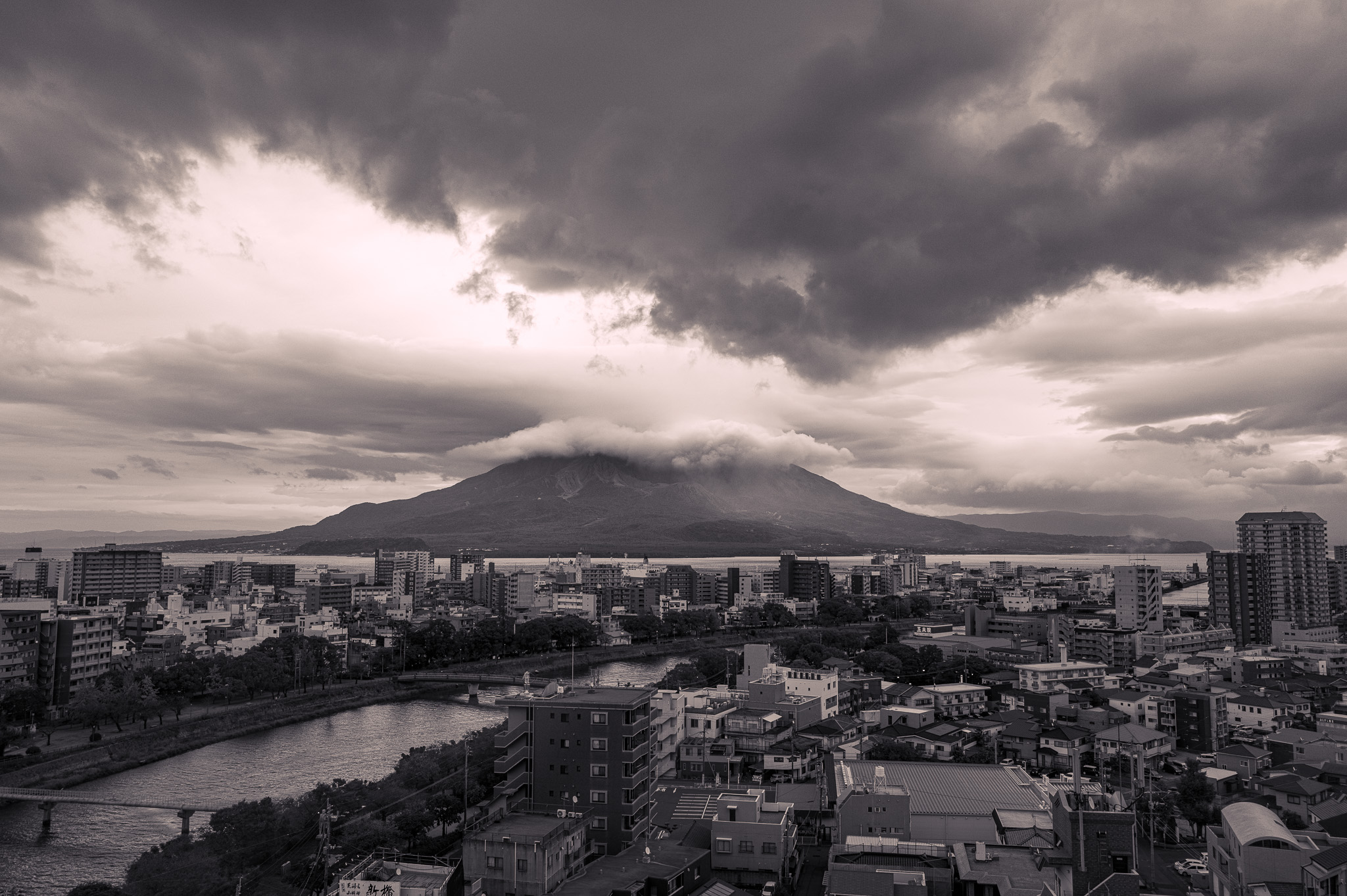 Blick auf den Sakurajima-Vulkan über Kagoshima, Herbst 2025